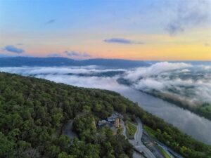 Tennessee River mit Wolken