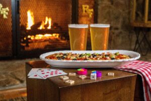 Zwei Pints Bier und Essen vor dem Kamin