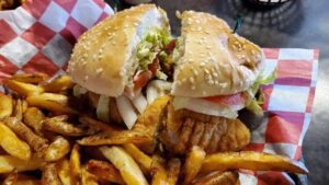 Burger und Pommes frites